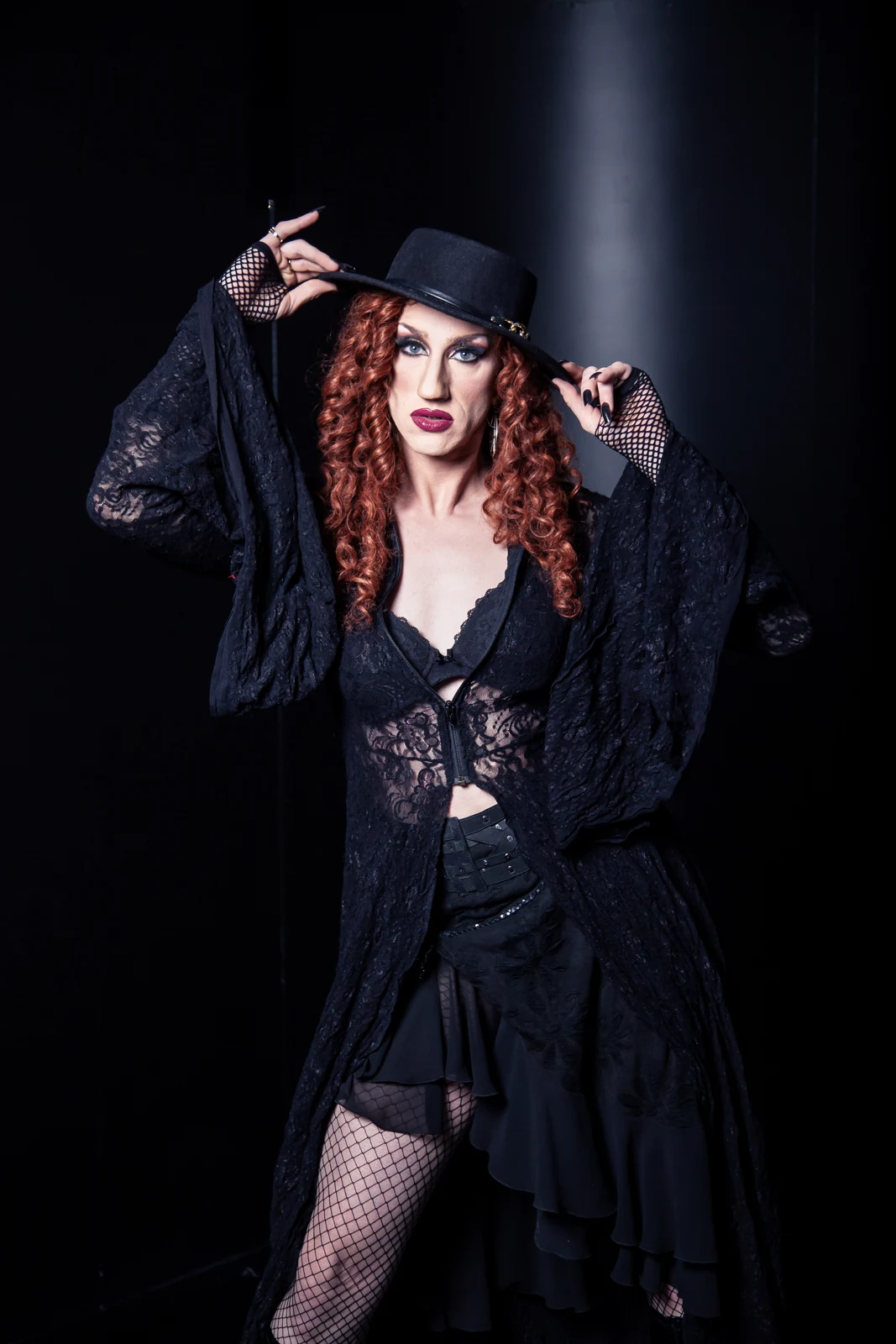 Bobépine en tenue noire et chapeau